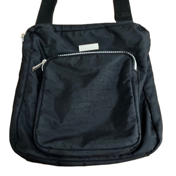 Baggallini Handbags - Baggallini black crossbody bag